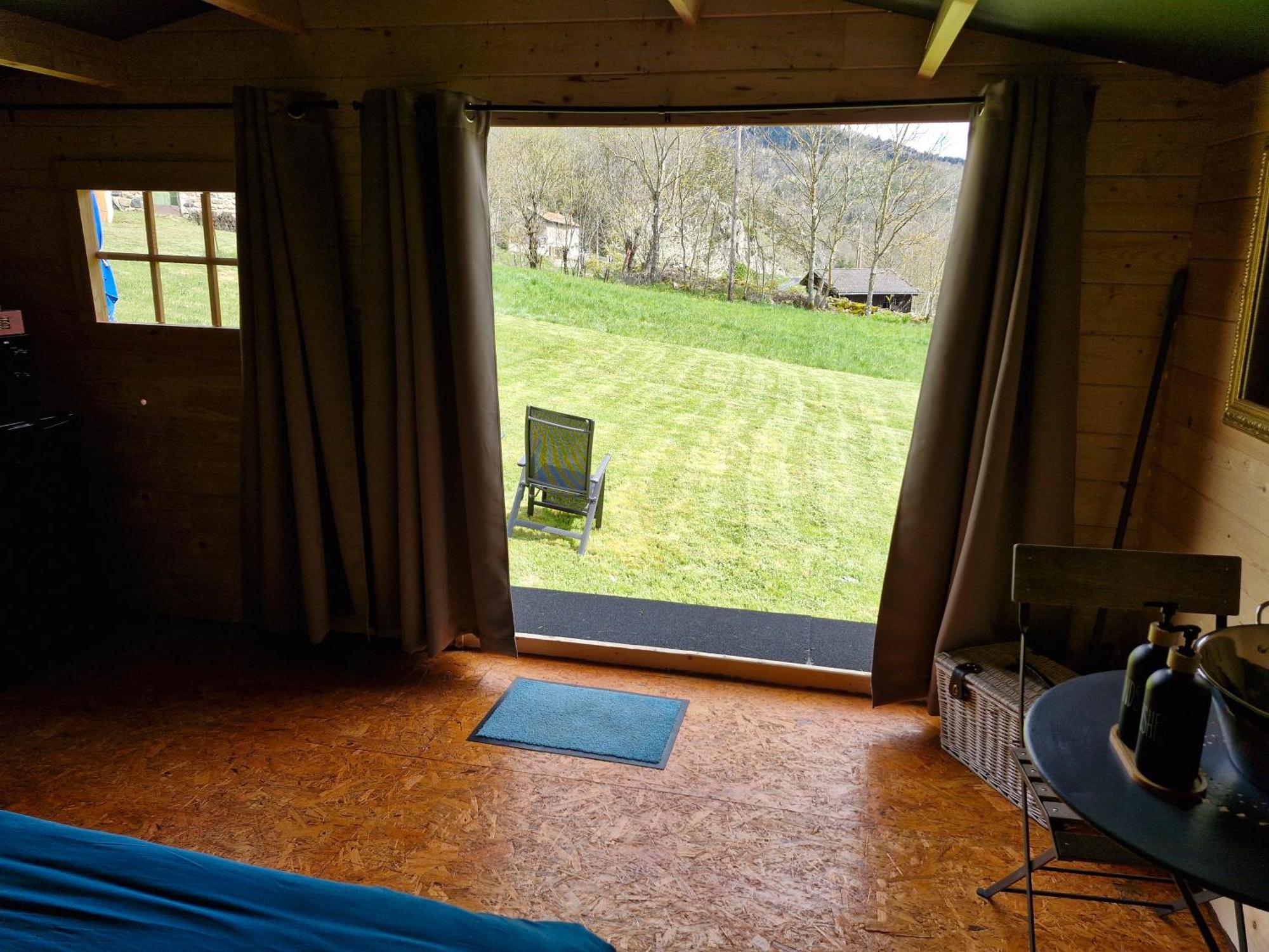 La Cabane Des Lucioles Saint-Julien-Boutieres Room photo