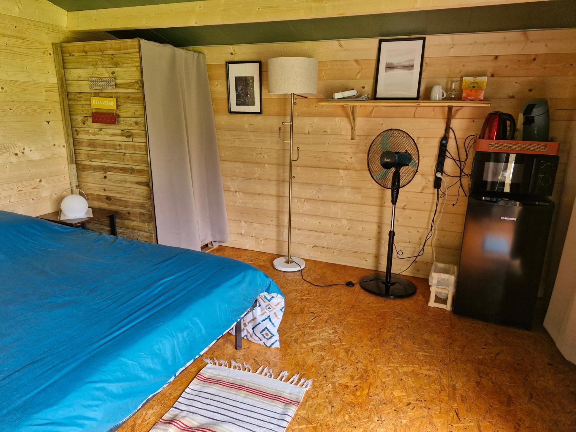 La Cabane Des Lucioles Saint-Julien-Boutieres Room photo