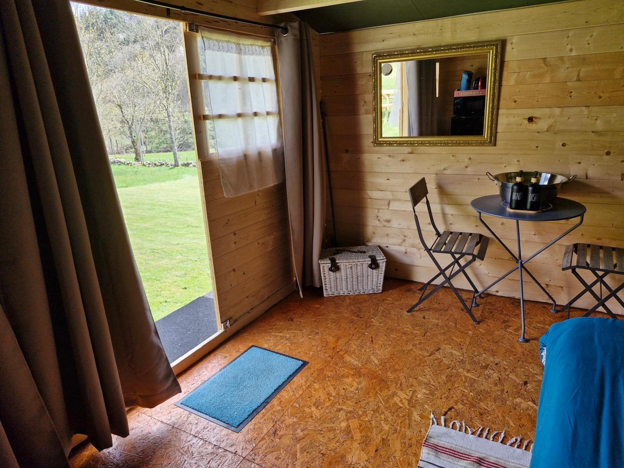 La Cabane Des Lucioles Saint-Julien-Boutieres Room photo